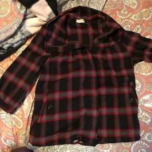 black, gray, and red plaid jacket